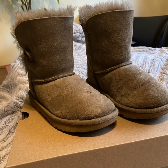 Ugg boot excellent condition size 12 - Picture 2 of 5